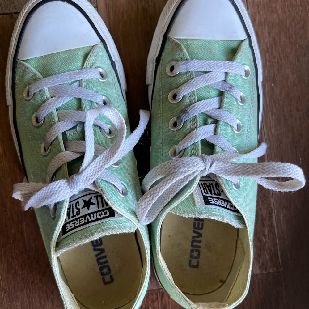Mint green Converse in great condition. Size 6 women’s